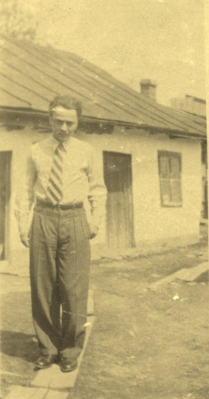 Leon Kalustian în tinerețe, în curtea casei părintești