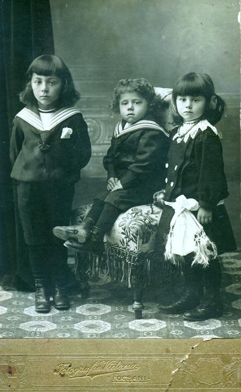Leon Kalustian și frații săi