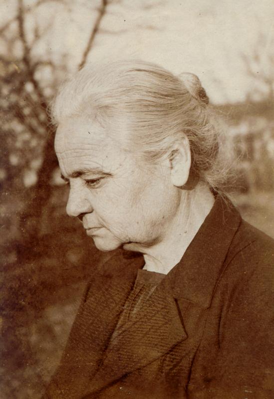 Mama lui Leon Kalustian - Iulia