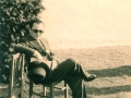 Leon Kalustian în tinerețe, stând pe scaun