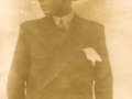 Leon Kalustian în tinerețe, cu pălărie