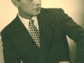 Leon Kalustian în tinerețe, cu țigara în mână
